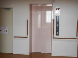 ピンクのエレベーター閉じる