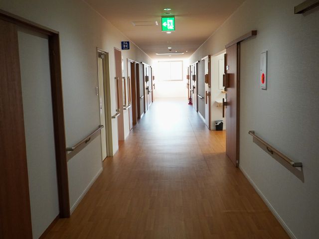 廊下の明るい風景 廊下 手すりがある清潔感溢れる廊下です。歩行に不安がある方も安心して移動できる設計になっています。