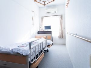 明るい個室の居室  