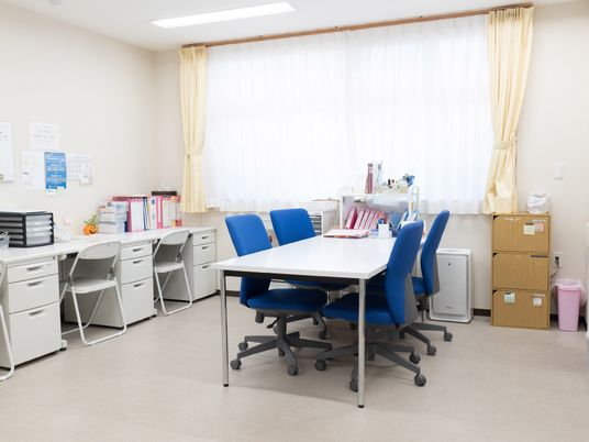 整然とした職員室の様子