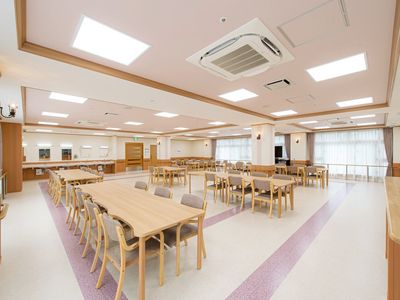 広々とした明るい食堂
