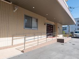 明るいエントランスの外観