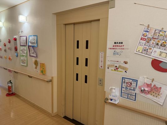 廊下とエレベーター