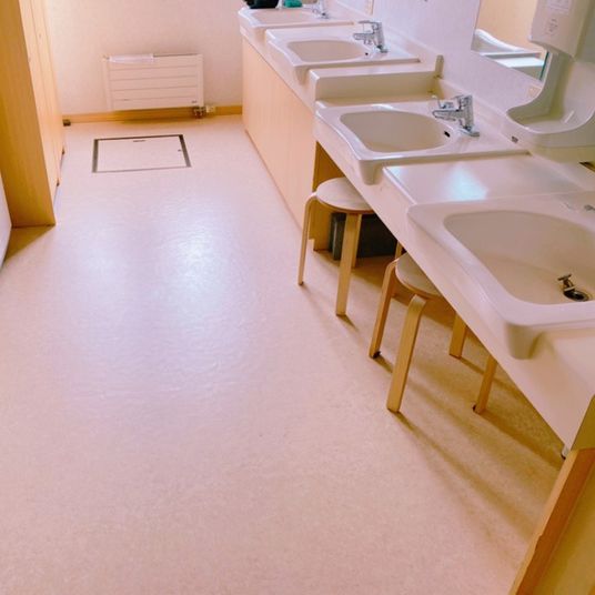 明るい洗面台の空間