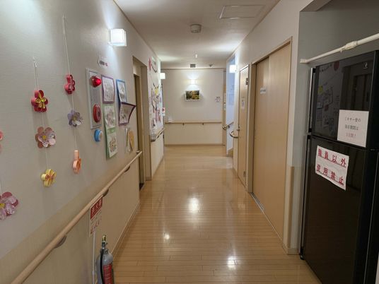 飾りがある明るい廊下