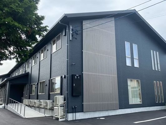 落ち着いた外観の施設  