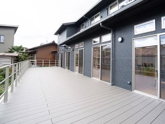 広いテラスの外観  