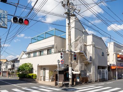白い壁の外観