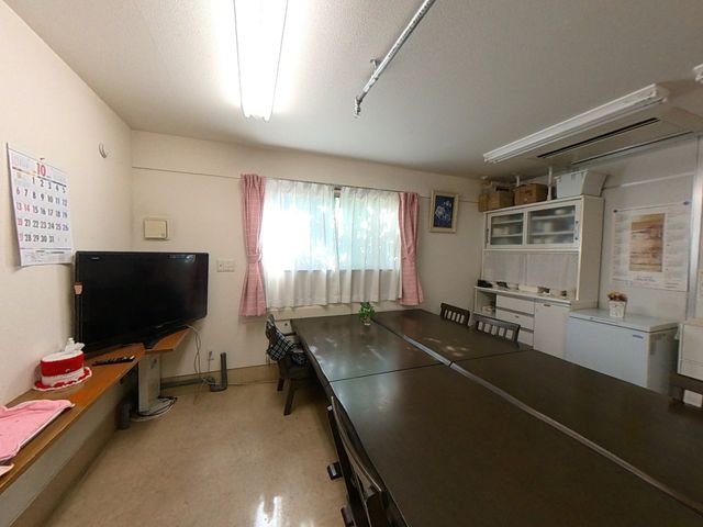 快適な共有キッチン キッチン 広々としたキッチンでは、日常生活に必要な調理が行えます。共有のスペースでは他の方々との交流も楽しめそうです。