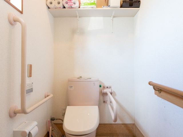 バリアフリー対応のトイレ トイレ 手すり付きで安全に配慮されたトイレ空間です。日常生活を支える機能が整っています。