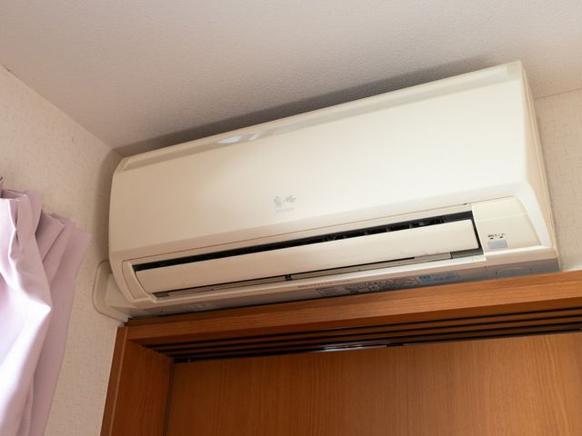 エアコンのある居室 エアコン 快適な温度を保つエアコンが整備された部屋です。ご高齢の方でも安心して生活できる設備が整っています。