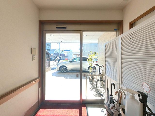 出入りしやすいエントランス エントランス 明るく広々とした入口は、どなたも気軽に出入りできるよう設計されています。