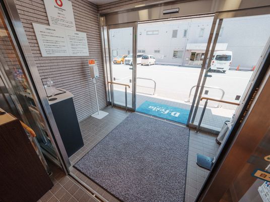入口のドアと外観