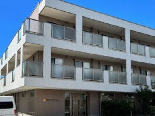 3階建ての建物外観  