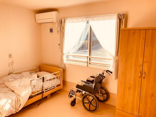居室の明るい風景