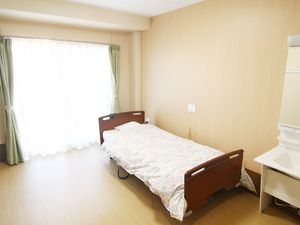 明るい居室のベッド