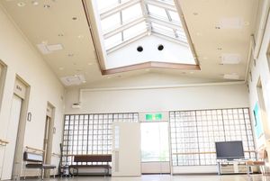 自然光が入る空間の廊下