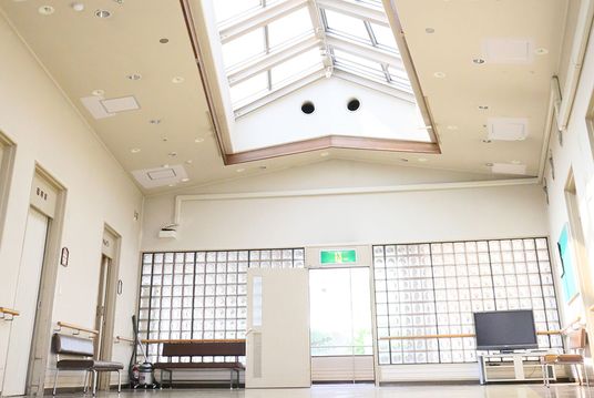 自然光が入る空間の廊下
