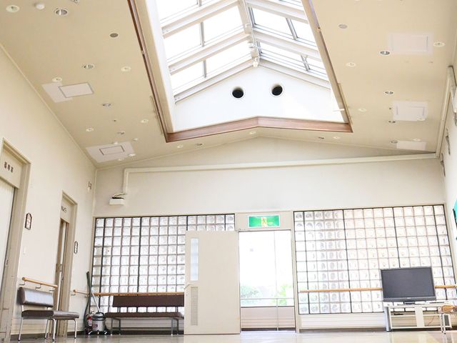 自然光が入る空間の廊下 廊下 天窓から自然光がたっぷりと降り注ぐ、明るい廊下です。開放感ある空間が魅力的です。