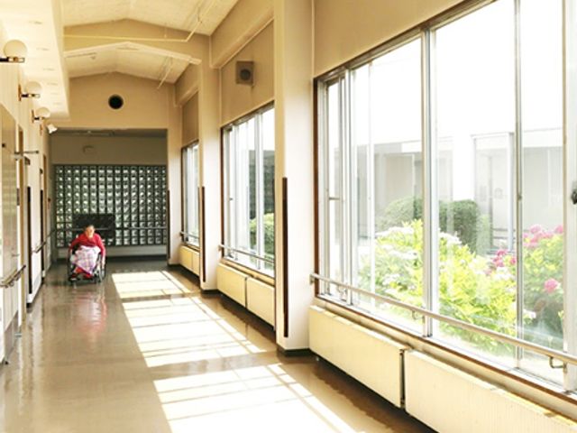 光の差し込む廊下 廊下 自然光が豊かに入る明るい廊下です。車椅子の方も快適に移動できる設計になっています。