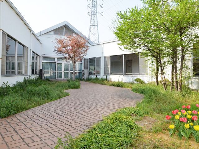 緑が美しい道 外観 明るい庭と色とりどりの花が歓迎してくれる外観です。清々しい景色に心が和みます。