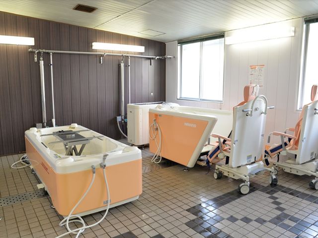 快適な浴槽がある浴室 浴室 広々とした快適な浴槽が設置された空間です。大きな窓から自然光が入り、明るく清潔な印象を与えます。