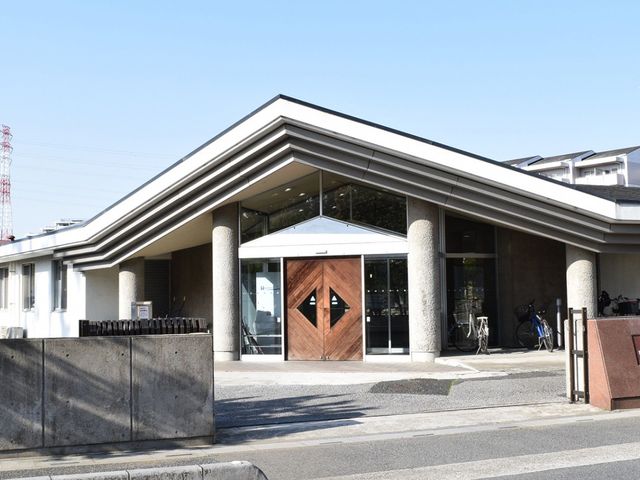 モダンな建物の外観 外観 広々としたエントランスが特徴の施設です。モダンなデザインが働く環境を魅力的にしています。