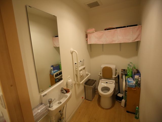 バリアフリー対応のトイレ トイレ 手すり付きで安全に配慮された清潔なトイレ空間です。快適な個室でご利用いただける環境を整えています。