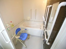 バリアフリー設計の浴室