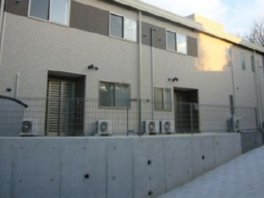 住宅街に建つ外観  