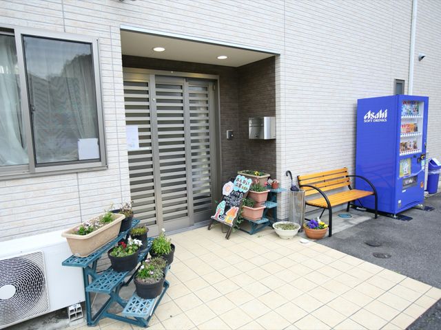 玄関とベンチのある外観