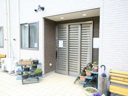 エントランスの清潔な外観