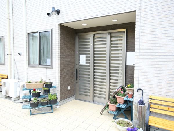 エントランスの清潔な外観