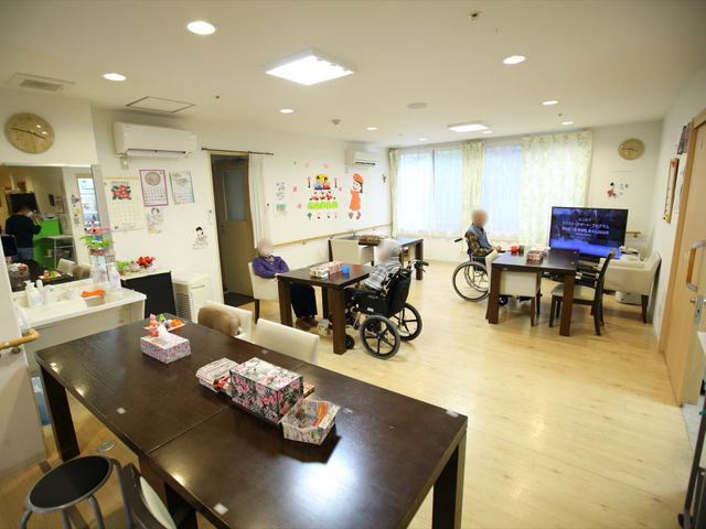 共有スペースの様子 食堂 ゆったりとした食堂では、テレビを見ながらのくつろぎ時間や、共に食事を楽しむことができます。車椅子の方も利用しやすい開放的な空間です。