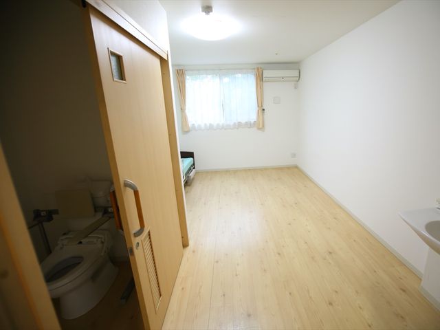 居室のドアとトイレ 居室 ゆったりとした居室には、安心して生活いただけるバリアフリートイレも完備しております。窓からの自然光が心地よい空間を演出しています。