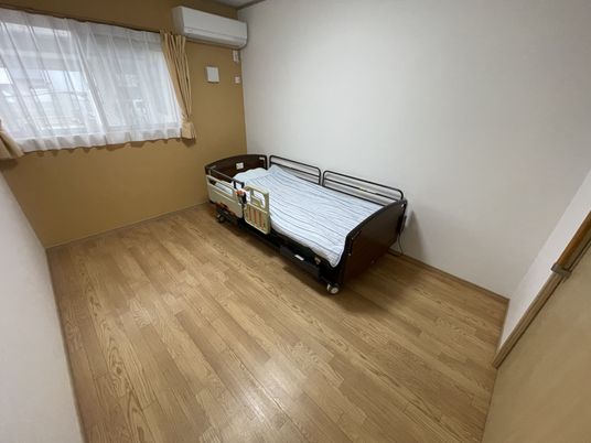 ベッドと窓がある居室