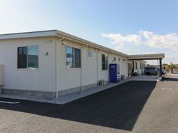 明るい外観の建物