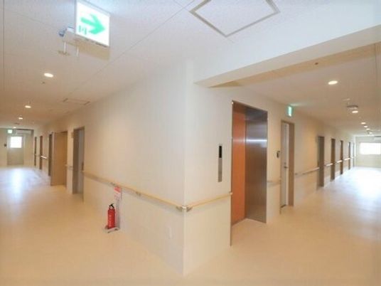 明るく広々とした廊下