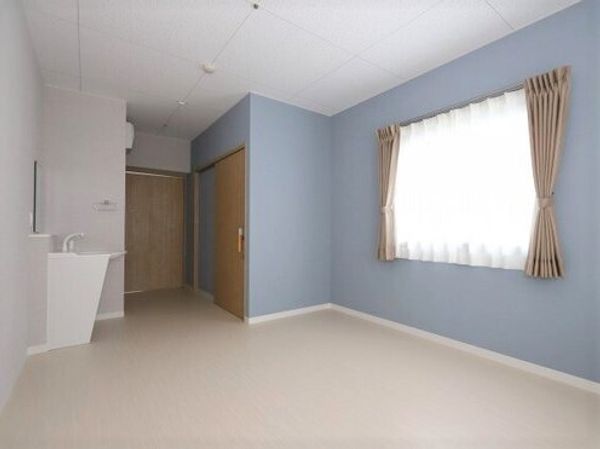 青い壁の明るい部屋