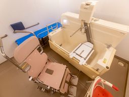 バリアフリー設計の浴室