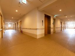 清潔感のある広い廊下