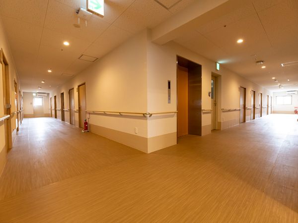 清潔感のある広い廊下