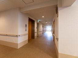 長い廊下と手すり