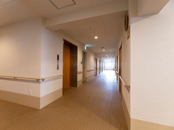 長い廊下と手すり