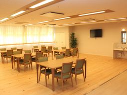 木目調の明るい食堂