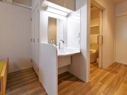 清潔な洗面台とトイレ