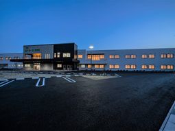 夕暮れ時の施設外観