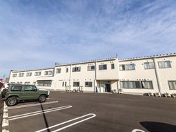 明るい外観の建物