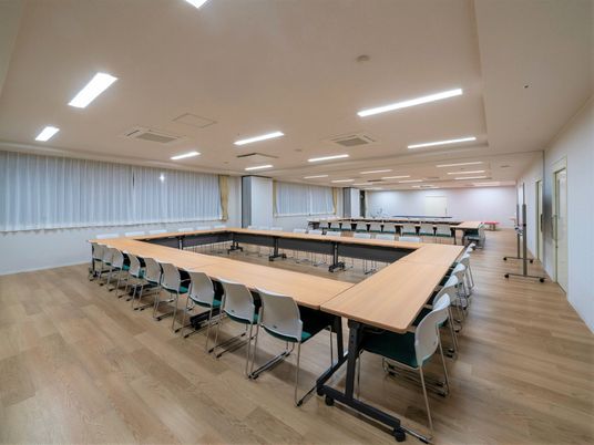 広々とした会議室風景