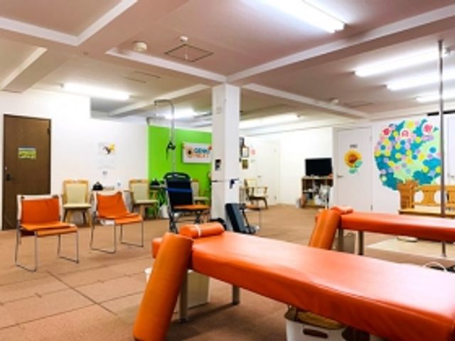 明るい雰囲気の訓練室 機能訓練室 広々とした明るい訓練室では、リハビリや体操を快適に行えます。壁のデコレーションも特徴的です。
